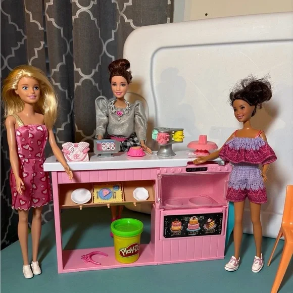 Barbie Cake Decorating Playset with Dolls and Accessories - Picture 4 of 6